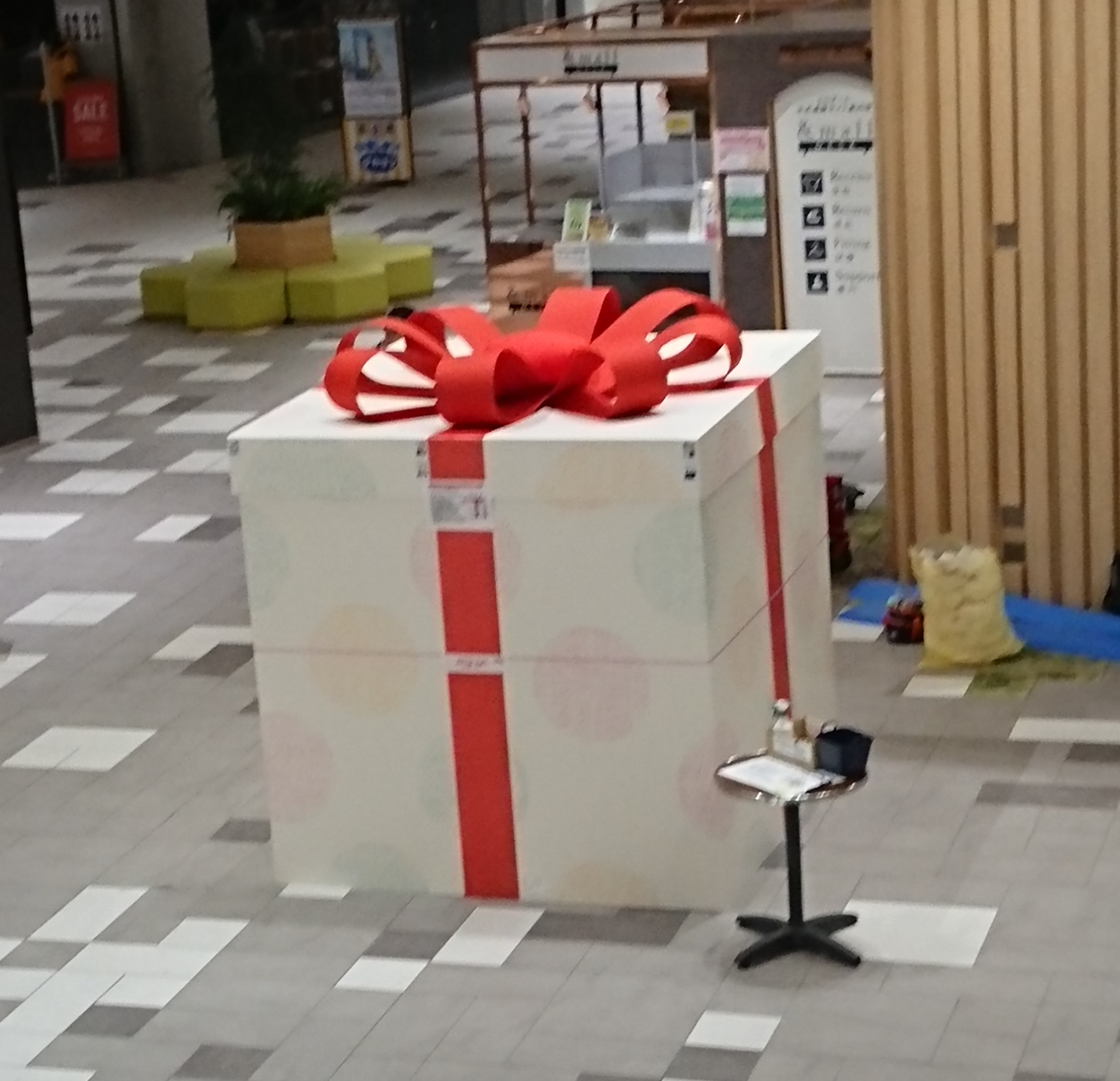 制作実績 愛知県商業施設様 巨大プレゼントボックス装飾 ハンズプロ株式会社